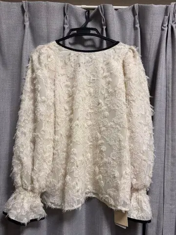 FILLLOU 배색 파이핑 플라워 자카드 상의