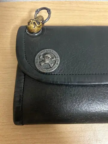 빌월 가죽 장지갑 한쪽 버튼 파손