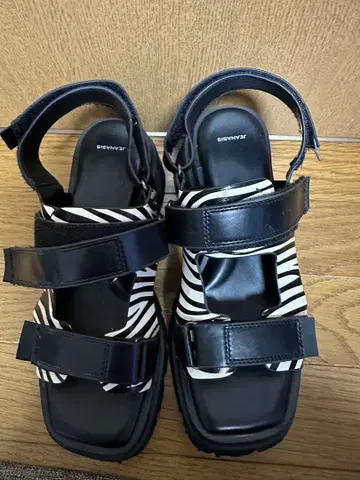 JEANASIS 제브라 패턴 스포츠 샌들