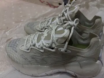 Reebok 화이트 스니커즈