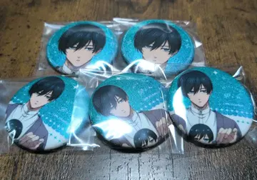 블루 록 이토시 린 캔뱃지 안고 있는 모습