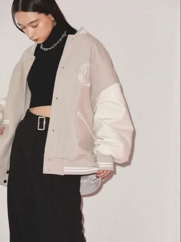 EMODA 자수 바시티 재킷