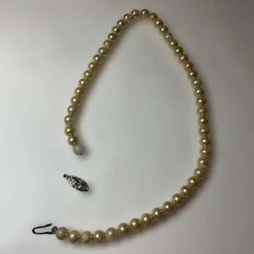 크림색 모조 진주 목걸이 후크식