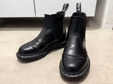 닥터마틴 사이드 고어 부츠 화이트 스티치