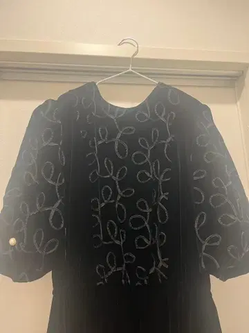 리본 자수 블랙 벌룬 소매 롱 원피스