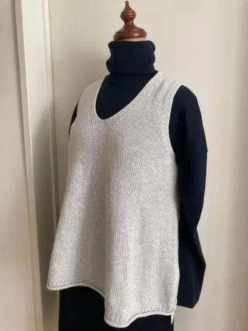 택 포함 새상품 데미룩스 빔즈 플레어 V넥 슬리브리스 코튼 니트