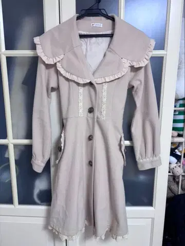 axes femme 베이지 프릴 롱 코트 M 사이즈