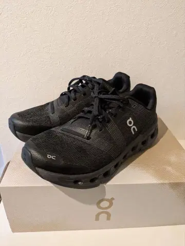 On Cloudstratus 블랙 스니커즈