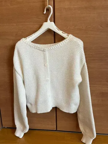 화이트 크루넥 버튼 달린 스웨터