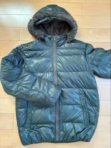 유니클로 다크 그린 퍼 달린 다운 자켓