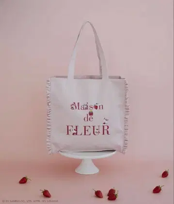 메종 드 플뢰르 딸기 신문 프릴 토트백 핑크