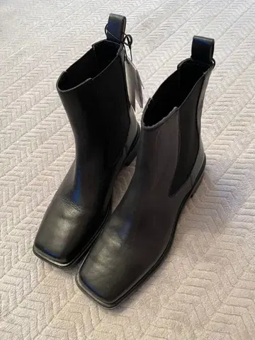 미사용 새상품. ZARA 블랙 가죽 사이드 고어 부츠