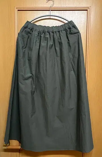 휴일과 시 포켓 부착 롱 스커트