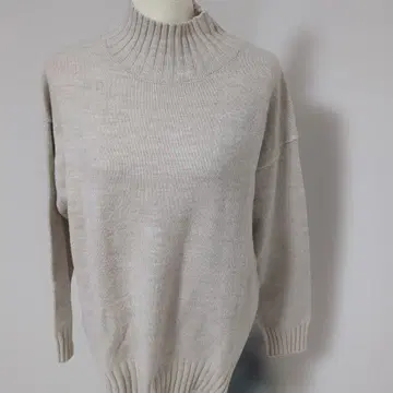 GU 베이지 터틀넥 니트 긴팔