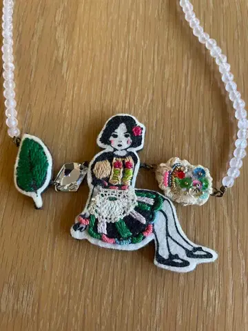 자수 디자인 목걸이