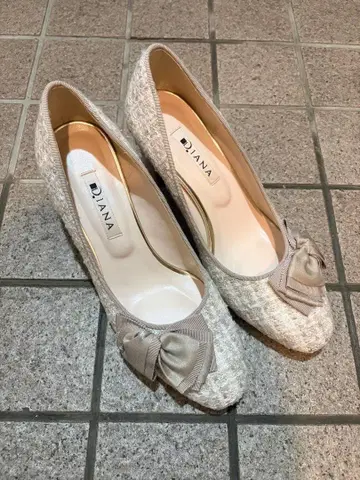 DIANA 트위드 리본 펌프스