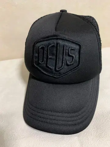 DEUS 블랙 메쉬 트래커 캡