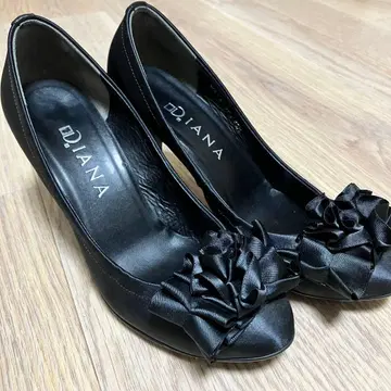 새상품급 Diana 블랙 플라워 모티브 펌프스