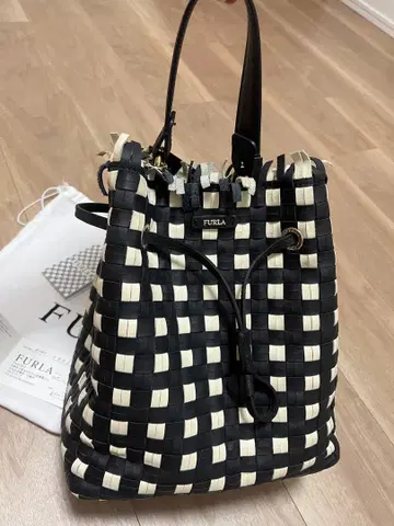 FURLA stacy 구매 증명서 포함 뜨개질 버킷 백 블랙/화이트