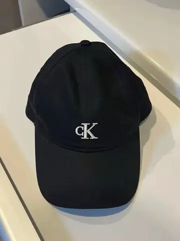 Calvin Klein 블랙 야구 모자