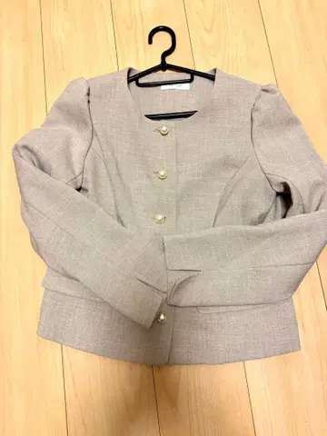 그레이 정장 세트 펄 버튼 포함