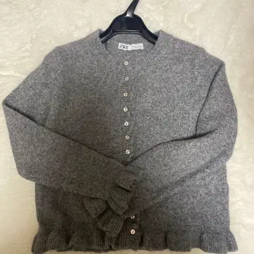 ZARA 그레이 버튼 가디건
