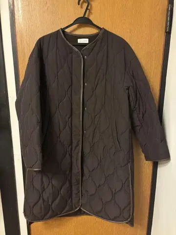 PLST 노카라 퀼팅 코트