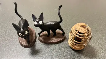 검은 고양이 피규어 2개와 바스켓 세트