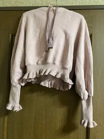 프릴 달린 옅은 핑크색 후드티