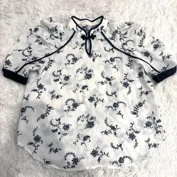 LILY BROWN 차이나 디테일 자수 블라우스