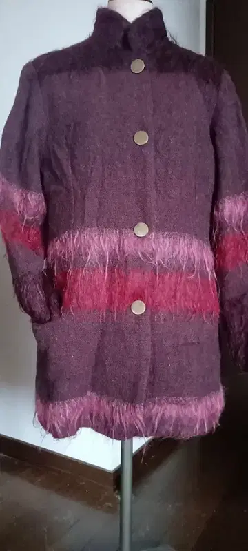 플러피한 보라색과 빨간색 코트