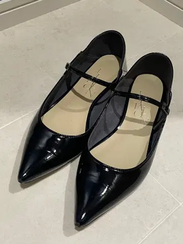 포인티드 원 스트랩 플랫 루타롱 LE TALON