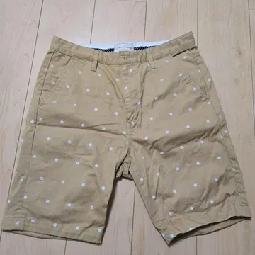 도트 무늬 베이지 숏팬츠