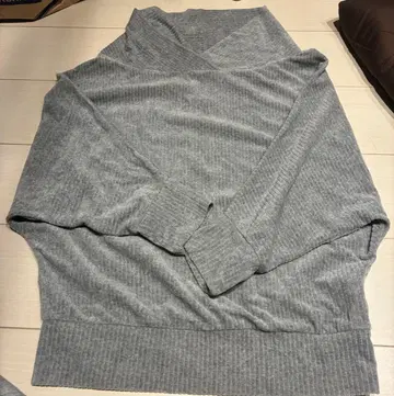 그레이 크로스 넥 스웨터