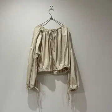 poppy 볼륨 미니 상의 아사기니뇨 베이지