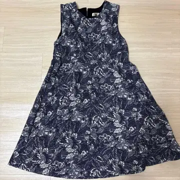 Bou Jeloud 네이비 꽃무늬 슬리브리스 원피스