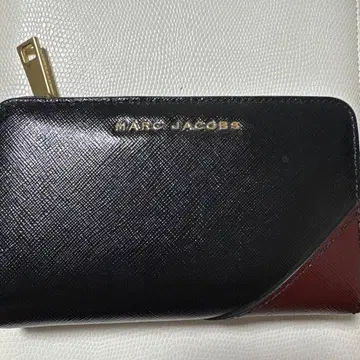 MARC JACOBS 접이식 지갑 블랙과 와인 레드