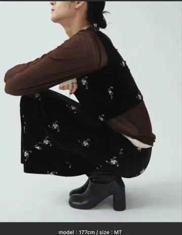 플라워 자수 벨로아 내로우 스커트