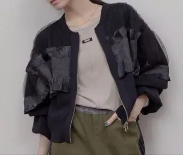 프릴 달린 블랙 점퍼