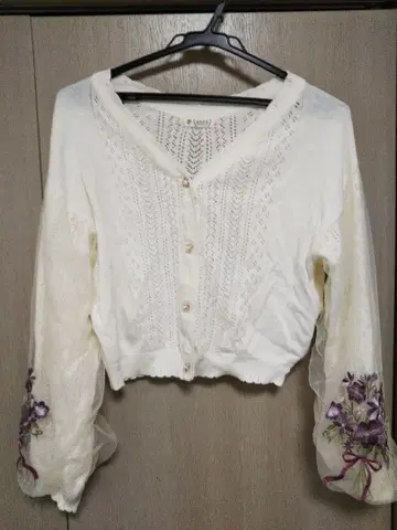 엑시즈팜 화이트 자수 가디건 새상품급