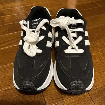 블랙/화이트 통굽 스니커즈