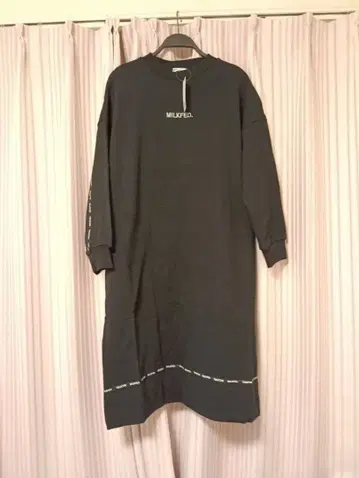 MILKFED. 로고 라인 원피스 블랙