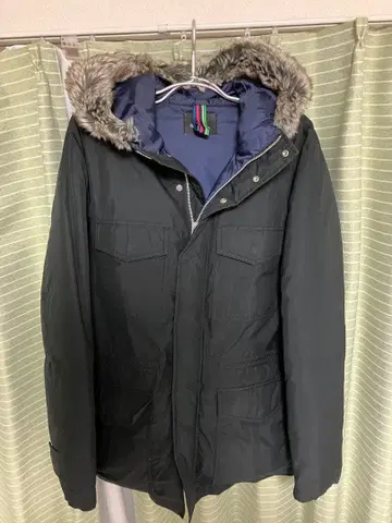 퍼 달린 블랙 다운 자켓