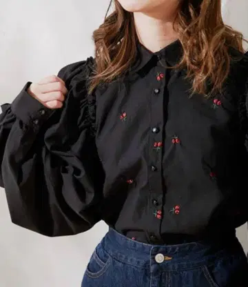 체리 자수 소매 볼륨 블라우스