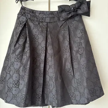 블랙 플레어 스커트 꽃무늬 엠보싱 가공 리본 포함