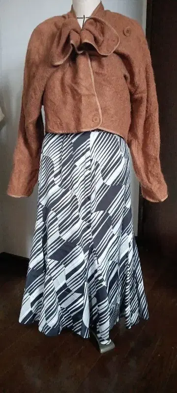 브라운 자켓과 스트라이프 스커트 셋업