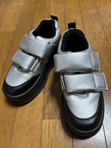 통굽 실버 블랙 스니커즈