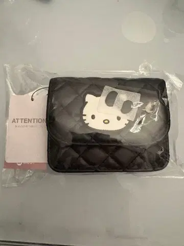 산리오 콜라보 LOWRYSFARM 헬로키티 퀼팅 카드 케이스 블랙