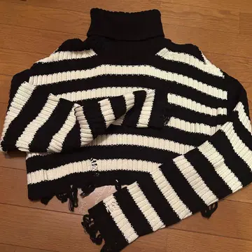 ZARA 블랙 앤 화이트 스트라이프 니트