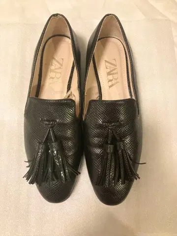 ZARA 프린지 장식 블랙 로퍼